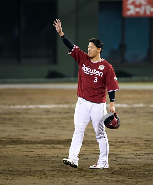 西武対楽天　5回に2号2点本塁打を放った楽天浅村栄斗は、ファンと一緒にバーンポーズ（撮影・たえ見朱実）