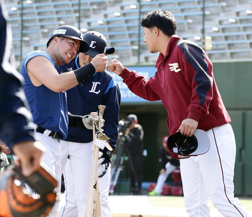 西武対楽天　試合前、グータッチであいさつする西武の山川（左）と楽天の浅村（撮影・浅見桂子）