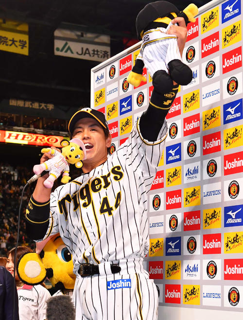 お立ち台で笑顔を見せる梅野隆太郎（撮影・上田博志）