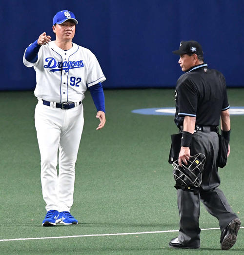 6回表巨人1死一塁、二塁に滑り込んで二塁手と接触したビヤヌエバのプレーで、リプレー検証を要求する中日与田監督（撮影・山崎安昭）