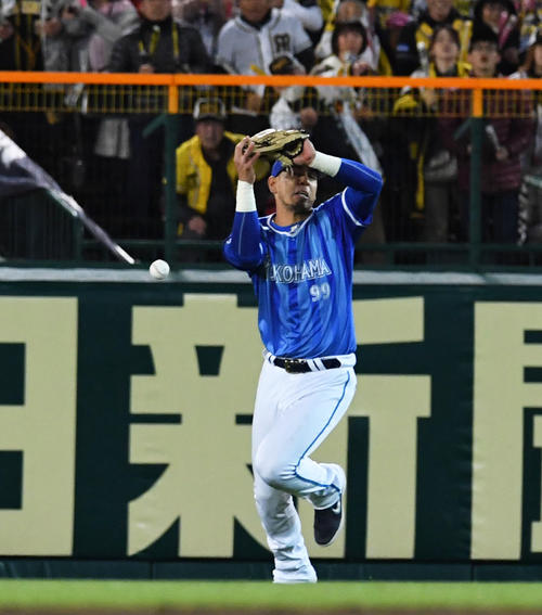 8回裏阪神2死満塁、福留の飛球を落球する右翼手ソト（撮影・奥田泰也）
