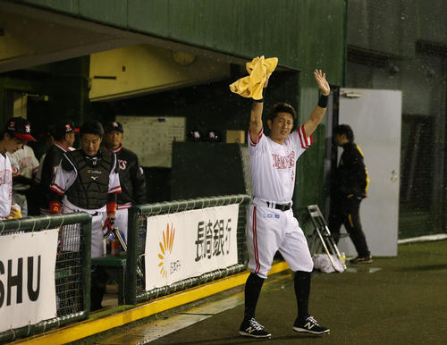 ソフトバンク対日本ハム　降雨で試合が終了となり、引き分けとなったソフトバンク川島はファンに手を振る（撮影・梅根麻紀）