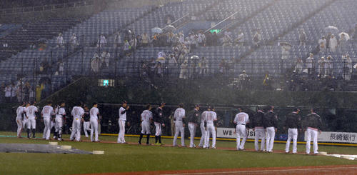 ソフトバンク対日本ハム　雨で中止引き分けに終わりスタンドのファンに一礼するソフトバンクナイン（撮影・今浪浩三）