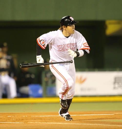 ソフトバンク対日本ハム　4回裏ソフトバンク1死二塁、内川は中前に適時打を放つ（撮影・梅根麻紀）