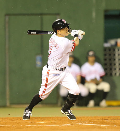 ソフトバンク対日本ハム　4回裏ソフトバンク1死満、川島は中犠飛を放つ（撮影・梅根麻紀）