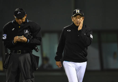ソフトバンク対日本ハム　選手交代を告げて引き揚げる栗山監督（撮影・今浪浩三）