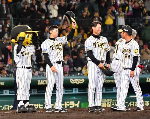 DeNAに逆転勝利しファンの大歓声に帽子を上げて応える矢野燿大監督（左）（撮影・上田博志）