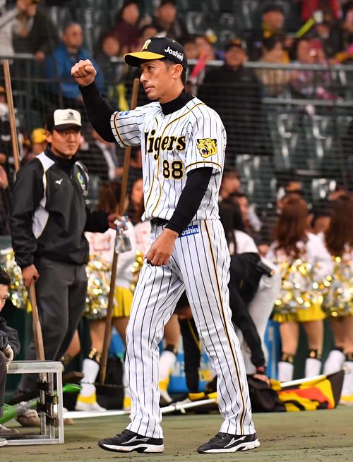 DeNAに逆転勝利しファンに向かってガッツポーズする矢野燿大監督（撮影・上田博志）