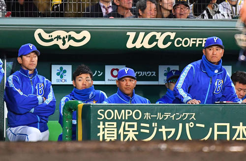 阪神対DeNA　8回、阪神に逆転されベンチで厳しい表情を見せるラミレス監督（中央）（撮影・上田博志）