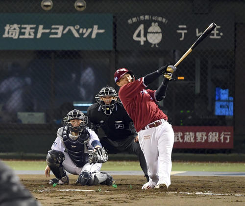 西武対楽天　5回表楽天無死一塁、左越えに2点本塁打を放つ浅村（2019年4月8日撮影）