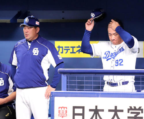 中日対巨人　ベンチでさえない表情の与田監督（右）と伊東コーチ（撮影・垰建太）
