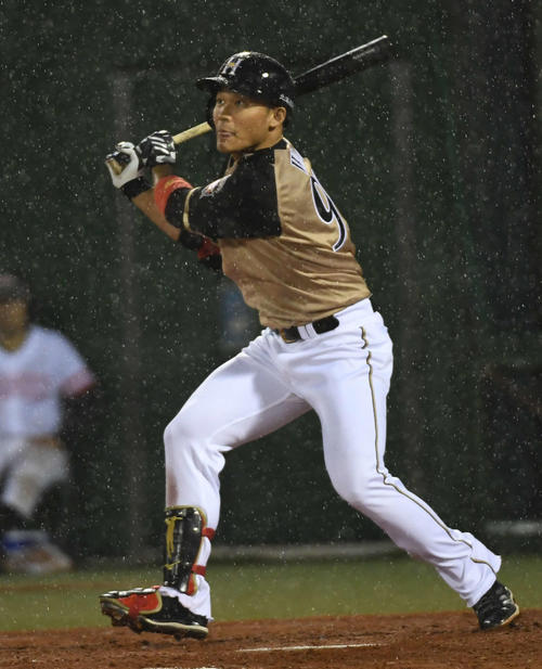 7回表日本ハム1死二、三塁、王柏融は同点の左犠飛を放つ（撮影・今浪浩三）