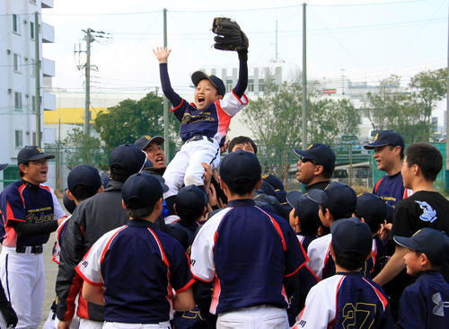 3月末に行われた送別記念試合を終えた6年生は全員、選手、コーチから胴上げ。笑顔がはじけた