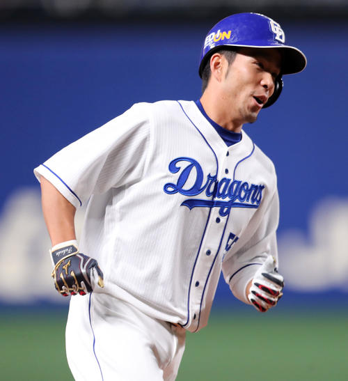 中日対巨人　6回裏中日2死一塁、逆転の2点本塁打を放った福田は笑顔で塁を回る（撮影・垰建太）