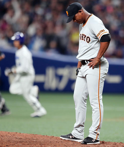 中日対巨人　6回裏中日2死一塁、福田（左）に逆転の2点本塁打を浴びうつむくメルセデス（撮影・垰建太）