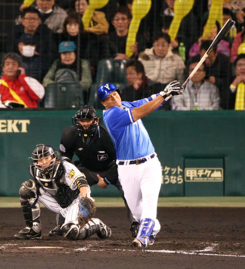7回表DeNA2死、ホセ・ロペスは左越え本塁打を放つ（撮影・上山淳一）