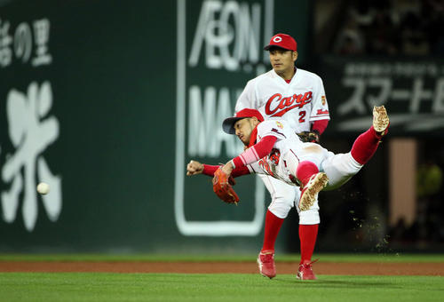 10回表ヤクルト1死満塁、山田哲の打球を菊池涼がファンブルし、本塁へ送球するも勝ち越しを許す（撮影・栗木一考）