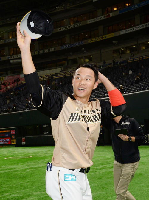ソフトバンク対日本ハム　決勝打を放った王柏融はスタンドのファンに手を振る（撮影・今浪浩三）