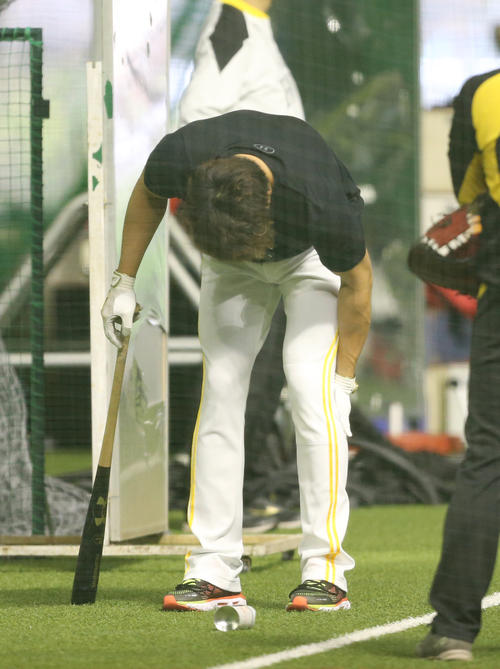 ティー打撃中に足の状態を確かめる柳田（撮影・菊川光一）