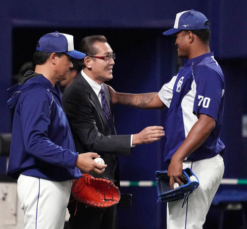 中日対巨人 試合前、エンニー・ロメロと話す森繁和シニアディレクター(左は与田剛監督)(撮影・森本幸一)