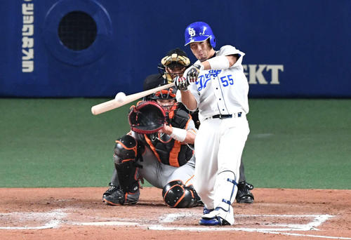 中日対巨人 6回裏中日2死一塁、福田は左越え2点本塁打を放つ(撮影・山崎安昭)