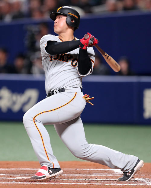 中日対巨人 6回表巨人2死一塁、左中間に勝ち越しの適時二塁打を放つ岡本(撮影・垰建太)