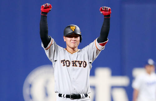 中日対巨人 6回表巨人2死一塁、左中間に勝ち越しの適時二塁打を放ち塁上でガッツポーズする岡本(撮影・垰建太)