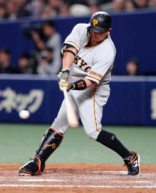 中日対巨人 8回表巨人無死、代打阿部は右中間に安打を放つ(撮影・垰建太)