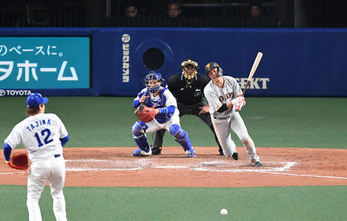 中日対巨人 8回表巨人1死一塁、坂本勇は遊ゴロで併殺を招く。投手田島(撮影・山崎安昭)