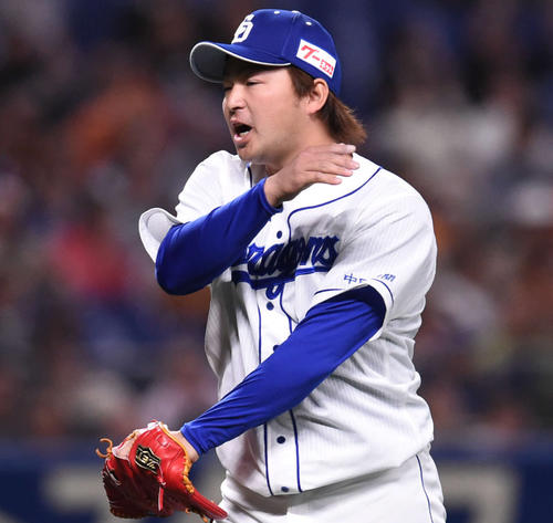 中日対巨人 8回表巨人1死一塁、坂本勇を併殺打で打ちとりグラブをたたきほえる田島(撮影・森本幸一)