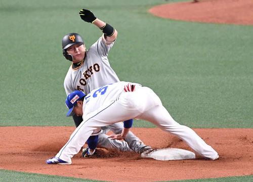 中日対巨人 1回表巨人2死一塁、丸(左)は二塁盗塁を決める。手前は交錯した二塁手三ツ俣(撮影・山崎安昭)