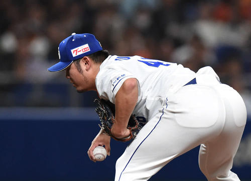 中日対巨人 9回表巨人2死一塁、投球する鈴木博(撮影・森本幸一)