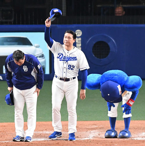 中日対巨人 勝利した中日与田監督は歓声に応える(撮影・山崎安昭)