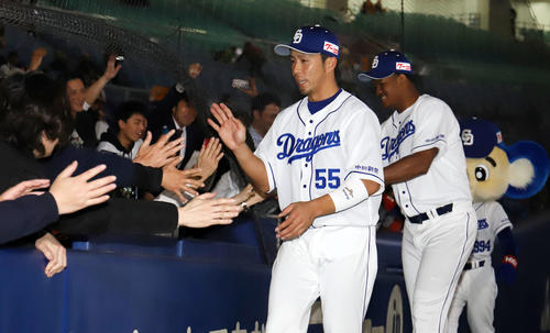 中日対巨人 巨人に勝ち中日福田(左)とロメロ(右)は場内一周でファンとタッチを交わす(撮影・垰建太)