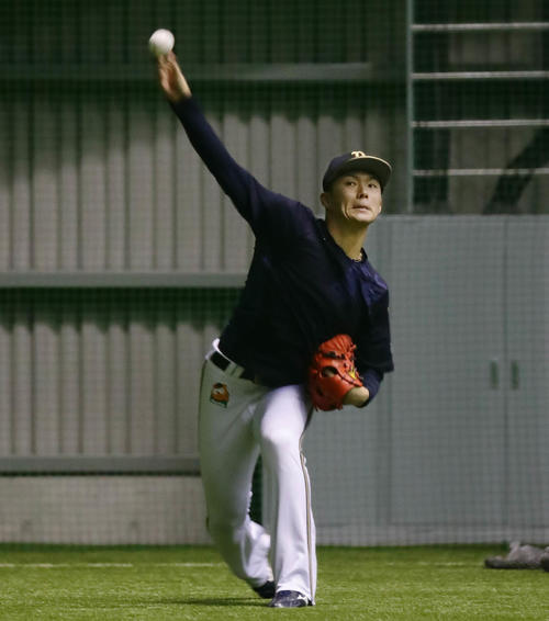 ロッテ対オリックス　キャッチボールをする先発予定だった山本（撮影・丹羽敏通）