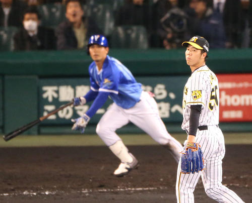 阪神対DeNA　5回表DeNA無死、青柳昴樹は神里和毅（左）に先制の中越え本塁打を浴びる（撮影・上山淳一）