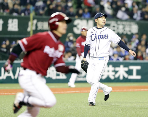 西武対楽天　5回表楽天無死満塁、島内（手前）に右越え2点適時二塁打を許し、打球を見つめる武隈（撮影・浅見桂子）