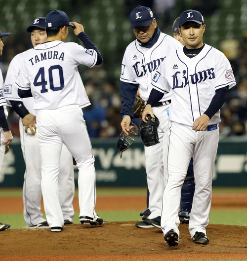 西武対楽天　5回表楽天無死二、三塁、降板となる武隈（右）（撮影・河野匠）