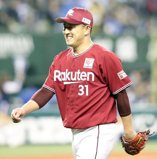 西武対楽天　5回裏西武の攻撃を抑えた福井は笑顔を見せる（撮影・浅見桂子）
