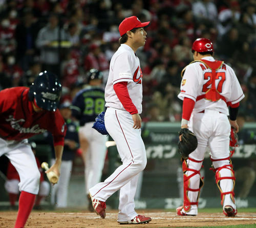 広島対ヤクルト　4回表ヤクルト2死一、二塁、バレンティンに勝ち越し適時打を浴びる野村（撮影・栗木一考）