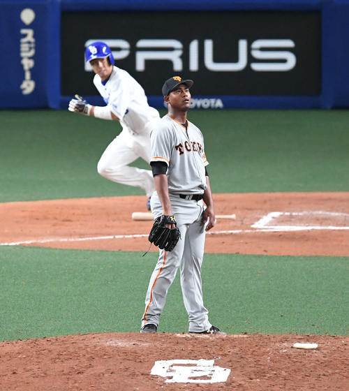 中日対巨人　6回裏中日2死一塁、メルセデスは福田に左越え2点本塁打を許す（撮影・山崎安昭）