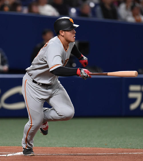中日対巨人　1回表巨人2死二塁、中前適時打を放った岡本和真（撮影・森本幸一）