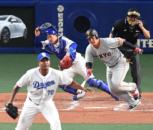 中日対巨人　4回表巨人無死一塁、岡本は遊ゴロで併殺を招く。投手ロメロ（撮影・山崎安昭）