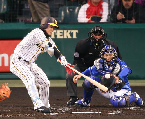 阪神対DeNA　1回裏阪神1死、糸原は左前打を放つ（撮影・上山淳一）