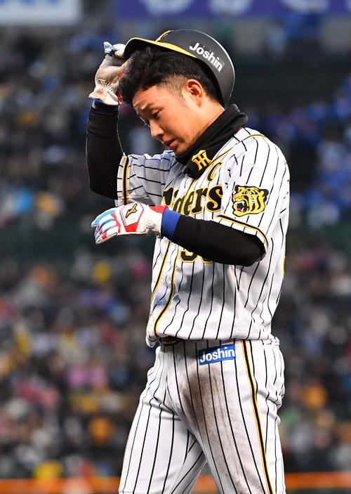 1回裏阪神2死一塁、リクエスト判定の末、けん制死となった糸原（撮影・上田博志）
