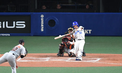 中日対巨人　6回裏中日2死一塁、福田は左越え2点本塁打を放つ。投手メルセデス（撮影・山崎安昭）
