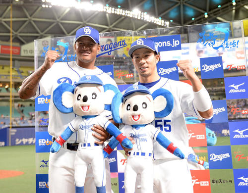 中日対巨人　笑顔でポーズを決めるロメロ（左）と福田（撮影・森本幸一）