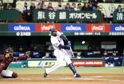 西武対楽天　9回裏西武無死、メヒアは右翼にチーム9000本塁打を放つ（撮影・浅見桂子）