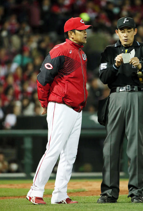 広島対ヤクルト　5回、野村祐輔に交代を出す緒方孝市監督（撮影・栗木一考）