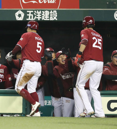 西武対楽天　5回表楽天無死満塁、島内の2点適時二塁打で生還した、手前左から茂木、田中を笑顔で迎える平石監督（中央）（撮影・河野匠）